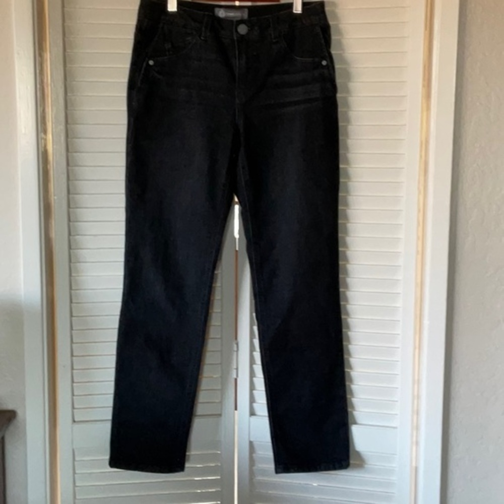 Democracy ‘ab’ solution size 6, black with some feathering in front.